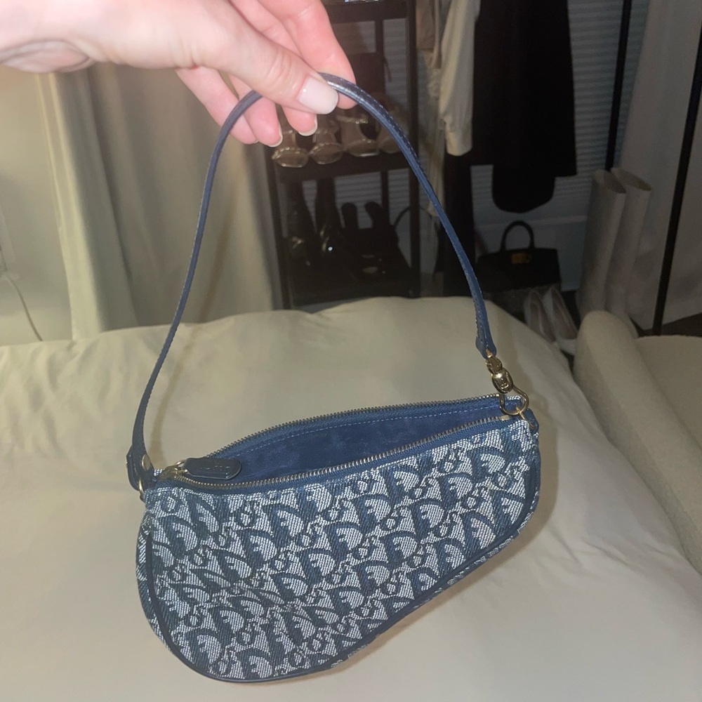 CHRISTIAN DIOR
Monogram Mini Saddle Pochette Navy